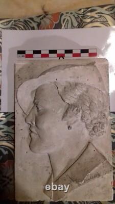 Portrait d'une élégante art déco, médaillon plâtre ancien, Dim 3323 cm