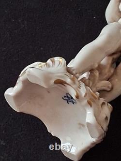 Putti Sculpture ancienne en porcelaine Signée Rudolf Kammer