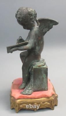 Putti ancien en bronze sur socle en bronze doré et tissu. Hauteur 25,50 cm