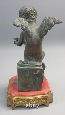 Putti ancien en bronze sur socle en bronze doré et tissu. Hauteur 25,50 cm