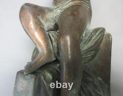 Putti ancien en bronze sur socle en bronze doré et tissu. Hauteur 25,50 cm