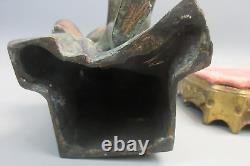 Putti ancien en bronze sur socle en bronze doré et tissu. Hauteur 25,50 cm