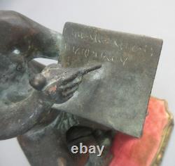 Putti ancien en bronze sur socle en bronze doré et tissu. Hauteur 25,50 cm