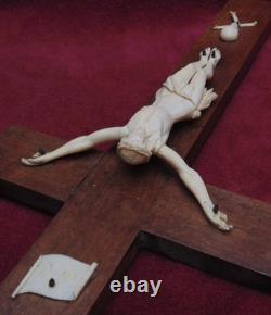 Rare magnifique ancien grand christ sur croix sculpter très fin détail