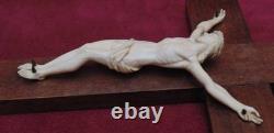 Rare magnifique ancien grand christ sur croix sculpter très fin détail