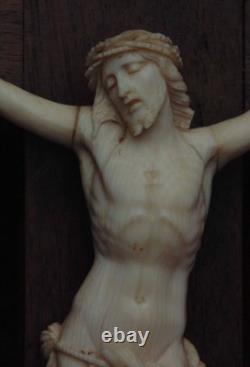 Rare magnifique ancien grand christ sur croix sculpter très fin détail