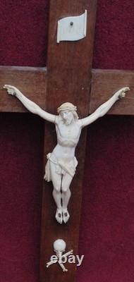 Rare magnifique ancien grand christ sur croix sculpter très fin détail