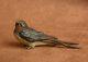 Ravissant Petit Bronze De Vienne Ancien Oiseau Hirondelle Brindille Dans Le Bec