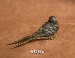 Ravissant Petit Bronze De Vienne Ancien Oiseau Hirondelle Brindille Dans Le Bec