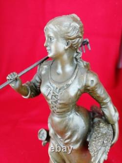 Sculpture Statue en Bronze Ancienne, C. Desmeure Jeune Femme Paysanne