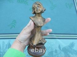 Sculpture ancienne Femme et fleur alliage de bronze Art Nouveau Sculpture ancienne Femme et fleur alliage de bronze Art Nouveau