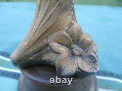 Sculpture ancienne Femme et fleur alliage de bronze Art Nouveau Sculpture ancienne Femme et fleur alliage de bronze Art Nouveau