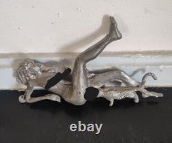 Sculpture ancienne en métal Nu féminin allongé et félin XXe