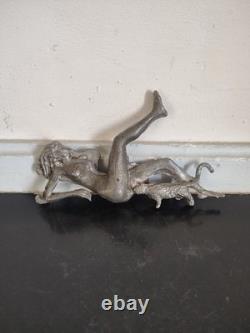 Sculpture ancienne en métal Nu féminin allongé et félin XXe