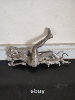 Sculpture ancienne en métal Nu féminin allongé et félin XXe