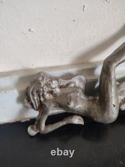 Sculpture ancienne en métal Nu féminin allongé et félin XXe