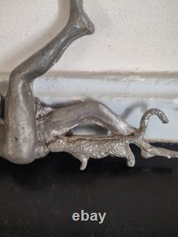 Sculpture ancienne en métal Nu féminin allongé et félin XXe