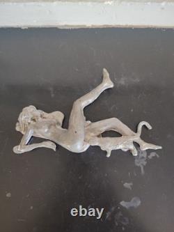 Sculpture ancienne en métal Nu féminin allongé et félin XXe