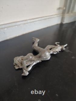 Sculpture ancienne en métal Nu féminin allongé et félin XXe