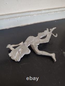 Sculpture ancienne en métal Nu féminin allongé et félin XXe