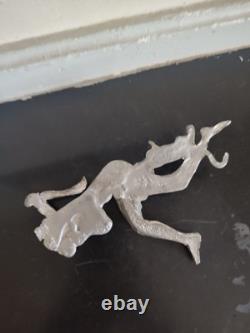 Sculpture ancienne en métal Nu féminin allongé et félin XXe