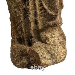 Sculpture de la vierge en pierre ancienne