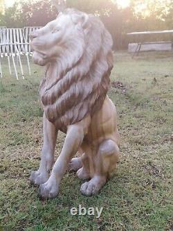 Sculpture en Bois de teck, grand Lion assis Statue H. 82cm. Ancien