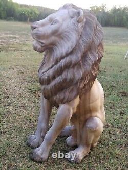 Sculpture en Bois de teck, grand Lion assis Statue H. 82cm. Ancien