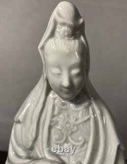 Statue ancien blanc de Chine en porcelaine représentant Guan Yin ou Kwan Yin