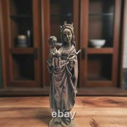 Statue ancienne de sainte Marie avec Jésus sur la lune. Sculpté à la main. Avec