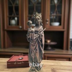 Statue ancienne de sainte Marie avec Jésus sur la lune. Sculpté à la main. Avec