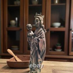 Statue ancienne de sainte Marie avec Jésus sur la lune. Sculpté à la main. Avec