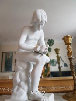 Statue ancienne en biscuit (porcelaine), une reproduction du Tireur D'épine