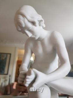 Statue ancienne en biscuit (porcelaine), une reproduction du Tireur D'épine