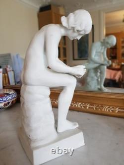 Statue ancienne en biscuit (porcelaine), une reproduction du Tireur D'épine