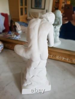 Statue ancienne en biscuit (porcelaine), une reproduction du Tireur D'épine