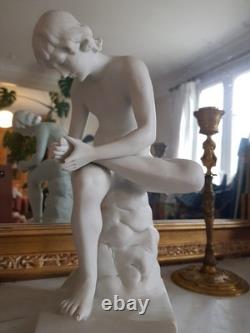 Statue ancienne en biscuit (porcelaine), une reproduction du Tireur D'épine