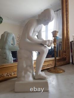 Statue ancienne en biscuit (porcelaine), une reproduction du Tireur D'épine