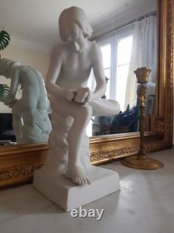 Statue ancienne en biscuit (porcelaine), une reproduction du Tireur D'épine