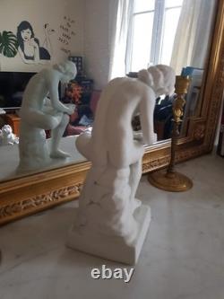 Statue ancienne en biscuit (porcelaine), une reproduction du Tireur D'épine