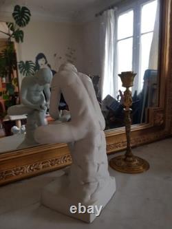 Statue ancienne en biscuit (porcelaine), une reproduction du Tireur D'épine