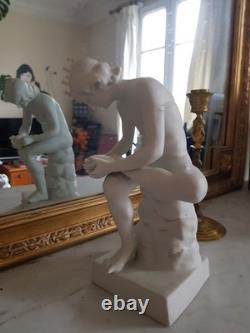 Statue ancienne en biscuit (porcelaine), une reproduction du Tireur D'épine