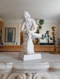 Statue ancienne en biscuit (porcelaine), une reproduction du Tireur D'épine