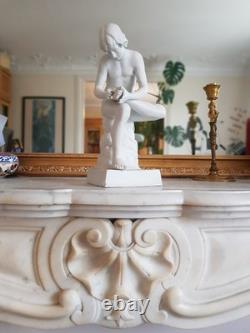 Statue ancienne en biscuit (porcelaine), une reproduction du Tireur D'épine