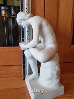 Statue ancienne en biscuit (porcelaine), une reproduction du Tireur D'épine