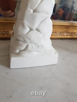 Statue ancienne en biscuit (porcelaine), une reproduction du Tireur D'épine