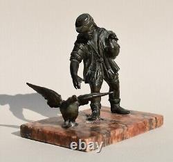 Statue ancienne en bronze paysan et oiseau oie (Marbre cassée)