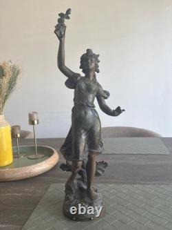 Statue ancienne en régule Chrysanthème par Louis Guillemin Art Nouveau