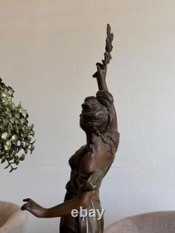 Statue ancienne en régule Chrysanthème par Louis Guillemin Art Nouveau