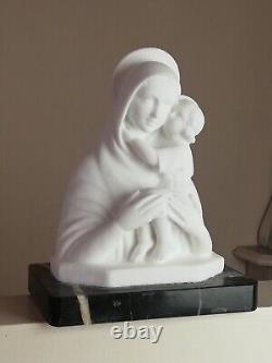 Statue ancienne, sculpture, vièrge à l'enfant en marbre sur solcle